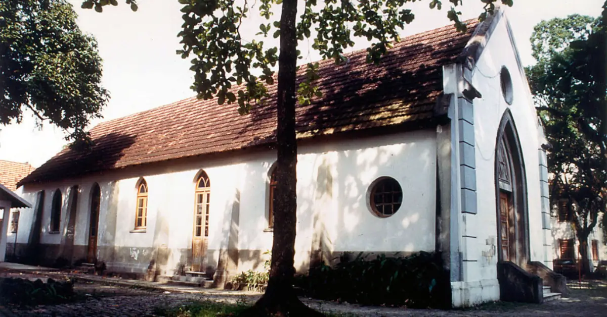 Fachada do Centro Cultural Municipal Professora Dyla Sylvia de Sá em Campo Grande RJ, espaço que oferece oficinas gratuitas de teatro, dança, artes visuais e exposições mensais.